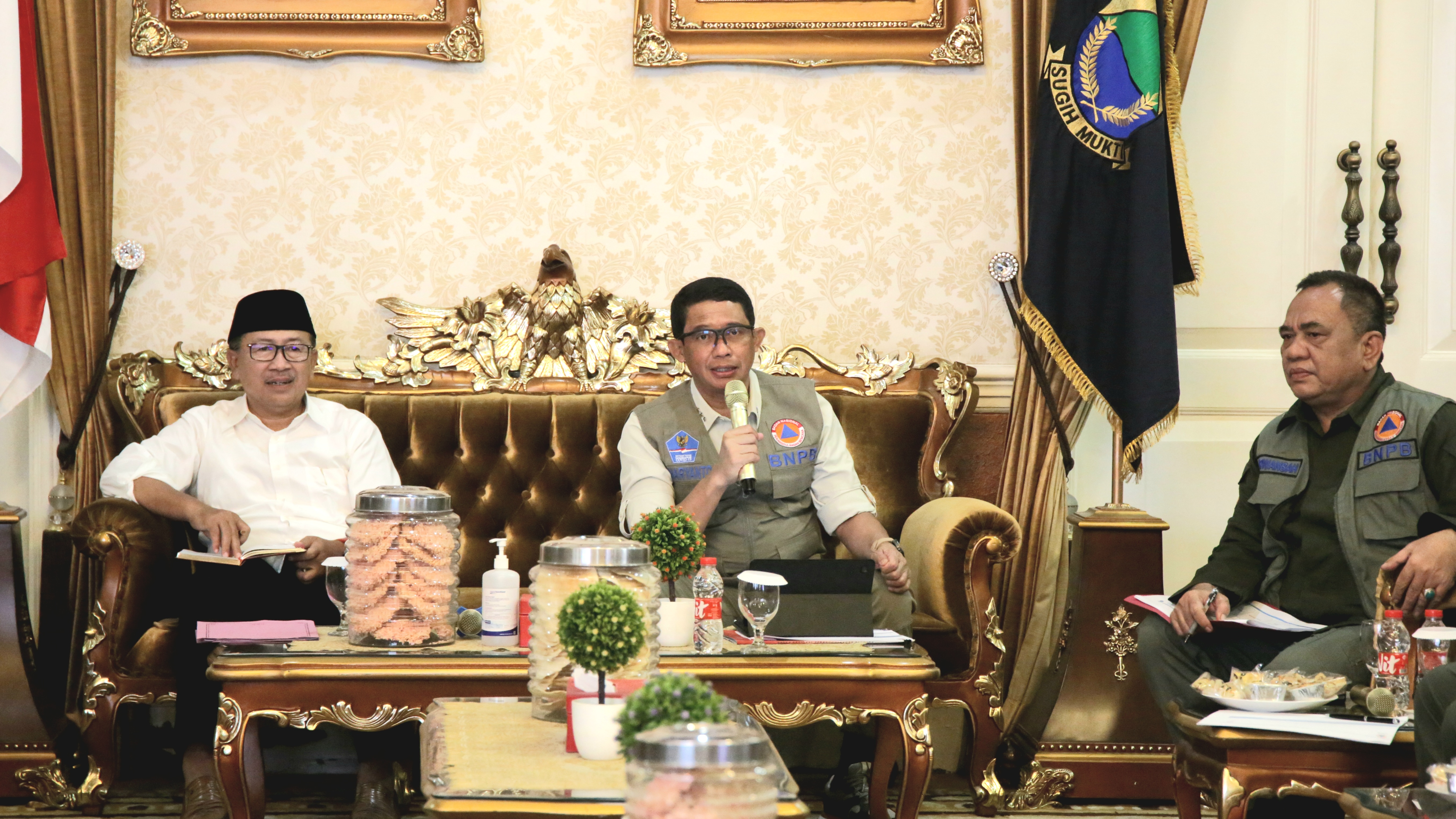 Kepala BNPB Letjen TNI Suharyanto, S.Sos. M.M,. (tengah) saat memberikan arahan dalam Rapat Koordinasi Percepatan Rehabilitasi dan Rekonstruksi Pascagempa Cianjur yang diselenggarakan di Kantor Pendopo Bupati Cianjur, Jumat (3/3).